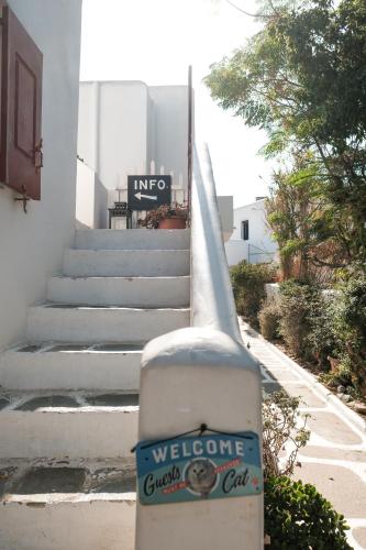 a sign on a wall in front of a building at Angela's Rooms in Mýkonos City