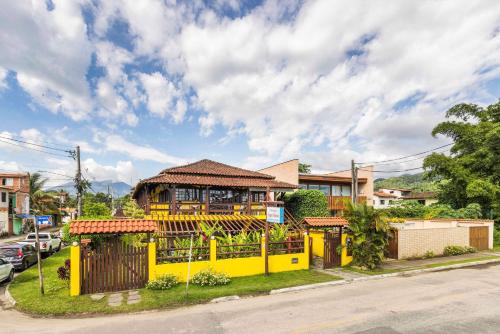 a yellow house on the side of a street at Pousada Acqua Marina in Paraty