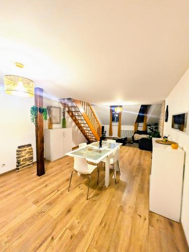 un salon avec une table et des chaises blanches dans l'établissement La Citadelle, à Sedan