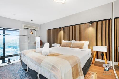 Postel nebo postele na pokoji v ubytování KozyGuru Darling Harbor View Stylish Loft