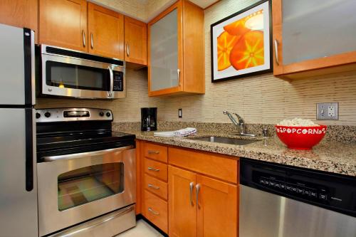 Cucina o angolo cottura di Residence Inn Phoenix Glendale Sports & Entertainment District