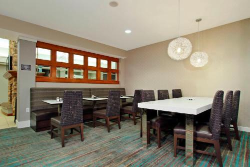 Area soggiorno di Residence Inn Phoenix Glendale Sports & Entertainment District