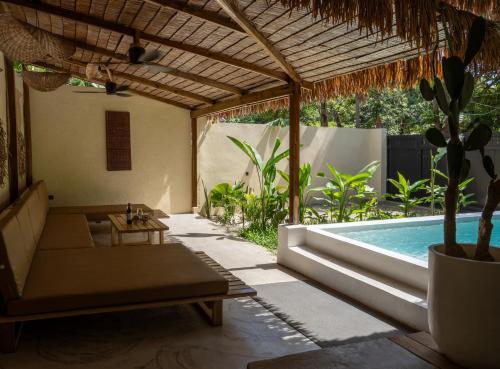an outdoor patio with a swimming pool and a pergola at Villa design avec piscine privée à El Nido in El Nido