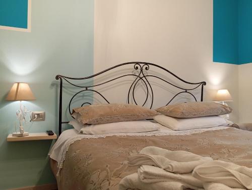 a bedroom with a bed with pillows and two lamps at Ca' Baetti l'Antica Corte in Roncola