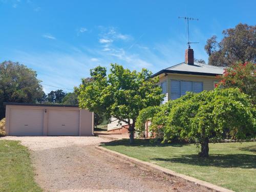 a house with two garage doors and a gravel driveway at Dally's Nashdale in Nashdale