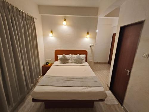Cama o camas de una habitación en Hotel Sandesh Palace Lonavala