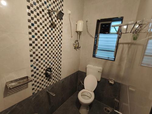 Un baño de Hotel Sandesh Palace Lonavala