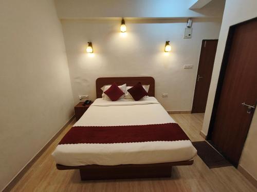 Cama o camas de una habitación en Hotel Sandesh Palace Lonavala