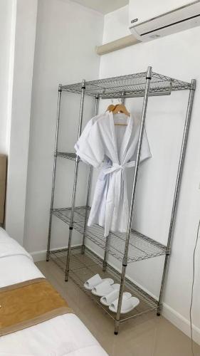 Postel nebo postele na pokoji v ubytování โล๊ะน้ำ วิลล่า