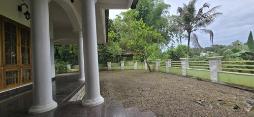 KozhancheriにあるOak springs Riverside home 3 bed roomの家の前の白い柵