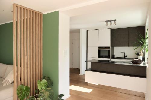 リンツにあるHelle Wohnung in Top Lage!の緑と白の壁のキッチン、カウンター