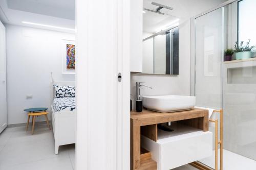 a bathroom with a sink and a mirror at Da Nonno Ciccio 2 in Valenzano