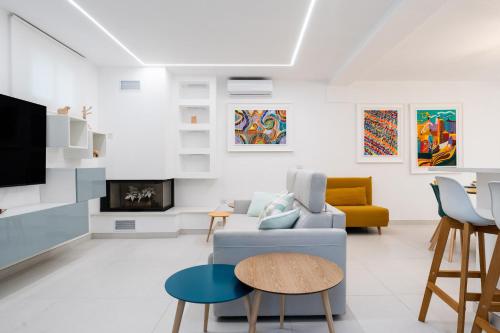 a living room with a couch and a tv at Da Nonno Ciccio 2 in Valenzano