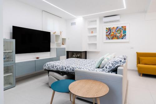a living room with a couch and a tv at Da Nonno Ciccio 2 in Valenzano