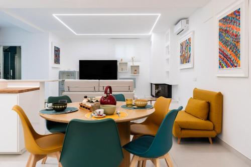 a living room with a table and chairs at Da Nonno Ciccio 2 in Valenzano