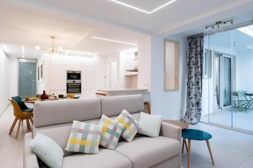 a living room with a couch and a kitchen at Da Nonno Ciccio 2 in Valenzano