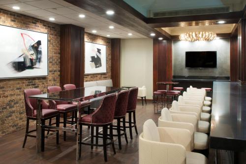 a restaurant with a long table and chairs at Sheraton Indianapolis City Centre Hotel in Indianapolis
