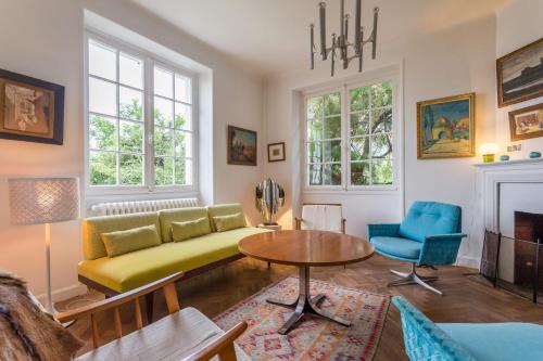 un salon avec un canapé et une table dans l'établissement Villa Arty Miramar - 3 étoiles - Welkeys, à Biarritz