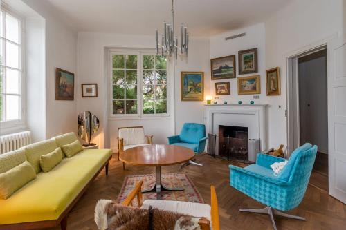 un salon avec un canapé, une table et des chaises dans l'établissement Villa Arty Miramar - 3 étoiles - Welkeys, à Biarritz