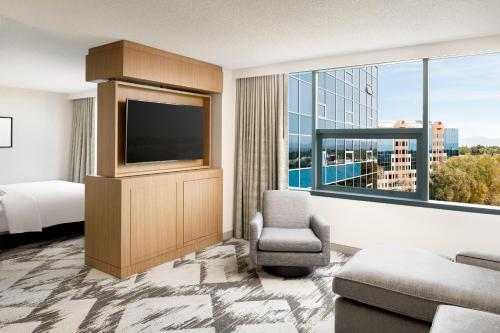 Una televisión o centro de entretenimiento en Sheraton Cerritos