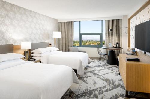 Una cama o camas en una habitación de Sheraton Cerritos