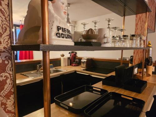 une cuisine avec un évier et un plan de travail dans l'établissement Appartement chic hyper centre, à Troyes