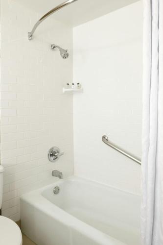 Un baño de Sheraton Cerritos