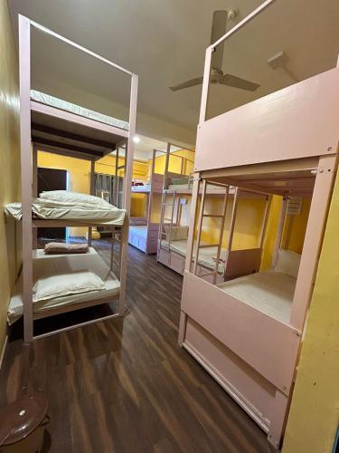 Una cama o camas en una habitación de Unplanned Hostel Udaipur