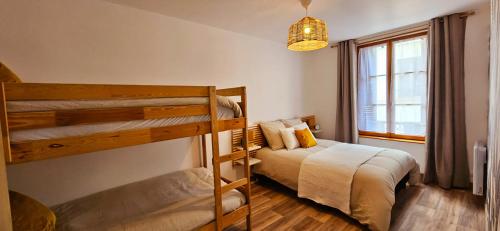 a bedroom with two bunk beds and a window at Fresh Cotton, 5mn from ZooParc de Beauval in Saint-Aignan