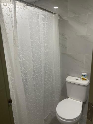 Ванная комната в Cebu City Condo Cityscape Grand Tower Ayala center