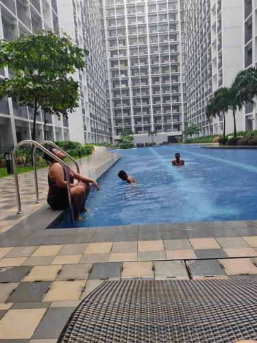 Peldbaseins naktsmītnē JAS Staycation vai tās tuvumā