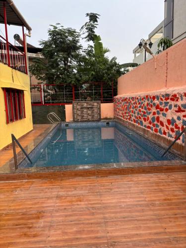 Bazén v ubytování Gurukrupa 3 bhk Bunglow WITH PVT POOL Lonavala , Tungarli , Best location , Hill top nebo v jeho okolí