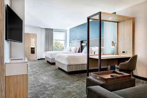 una camera d'albergo con due letti e una televisione di SpringHill Suites by Marriott Cleveland Independence a Independence