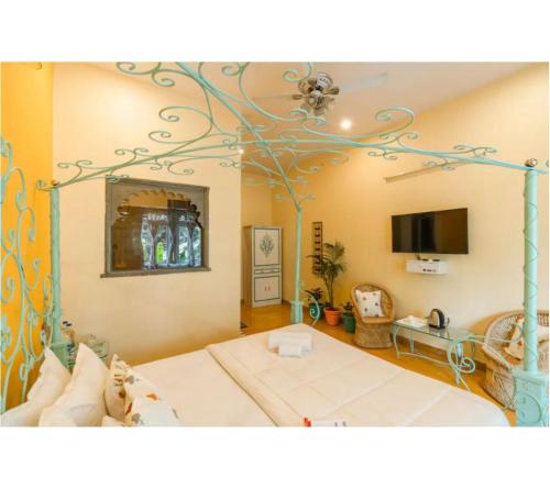 Una televisión o centro de entretenimiento en Unplanned Hostel Udaipur
