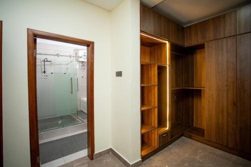 Ένα μπάνιο στο 4 Bedroom Apartment North Legon