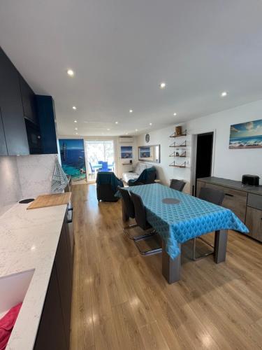 une cuisine et un salon avec une table au milieu dans l'établissement Apt T3 - Front de Mer - Parking - Tout Confort, à Ajaccio