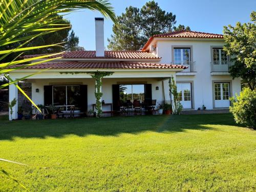 a large white house with a yard at Casa do Campo - Castelo Branco in Castelo Branco