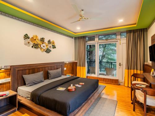Una cama o camas en una habitación de The Hosteller Jibhi
