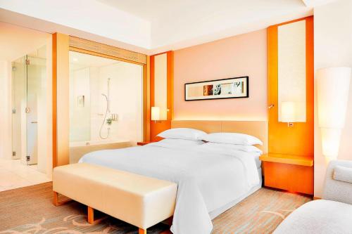 Postel nebo postele na pokoji v ubytování Sheraton Grand Hiroshima Hotel