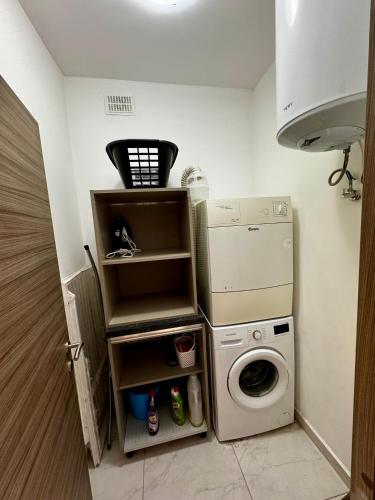 a laundry room with a washing machine and a washer at 4 bedroom with swimming pool in Fgura
