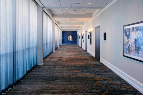 a corridor of an office building with a long hallway at Kansas City Airport Marriott in Kansas City