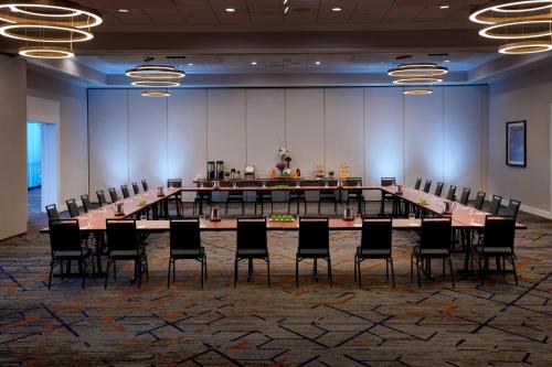 a large conference room with a long table and chairs at Kansas City Airport Marriott in Kansas City