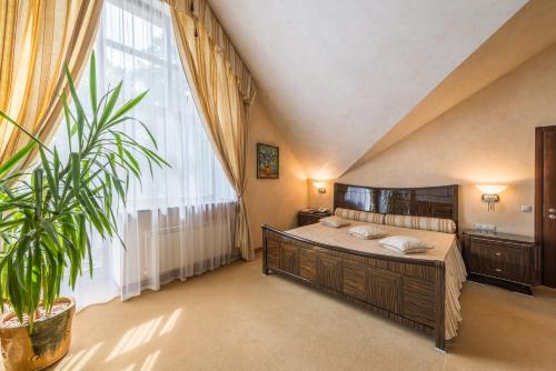 
Кровать или кровати в номере Парк-отель Грааль Кемерово
