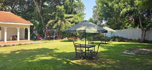 Κήπος έξω από το The lit garden place