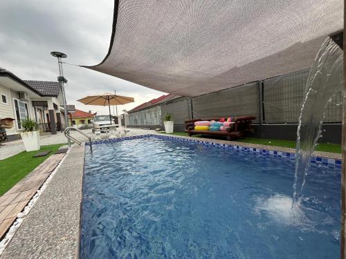 Πισίνα στο ή κοντά στο Homestay Tokmi Besut