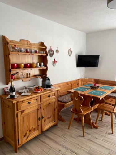 een eetkamer met een tafel en een tafel bij Bellaria Apartment Mountain View in Predazzo
