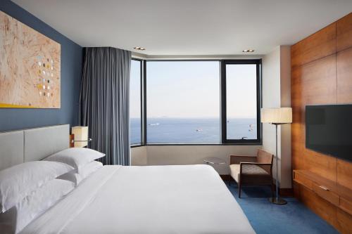 Cama o camas de una habitación en Sheraton Istanbul Atakoy Hotel