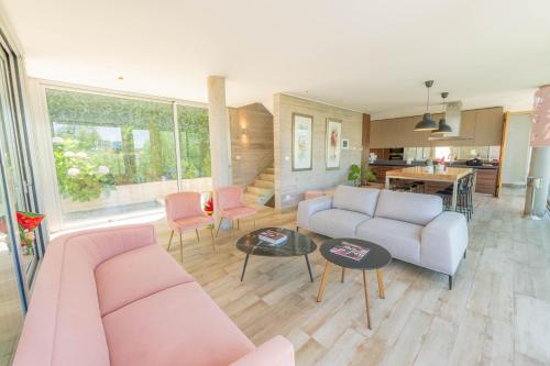 O zonă de relaxare la Oceana Suites Las Condes