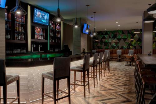 a bar with chairs and tables in a restaurant at Atlanta Marriott Northeast/Emory Area in Atlanta