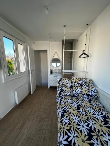 une chambre avec un lit dans une pièce dans l'établissement Maison studio duplex Mont Valérien, à Nanterre